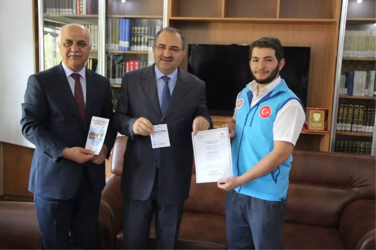 Vali Kaban, Kurbanını Diyanet Vakfı'na Bağışladı