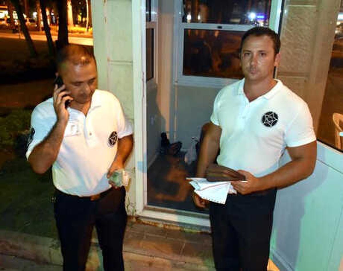 İçinde Dolar Bulunan Çantayı Polise Teslim Eden Güvenlikçilere İkramiye