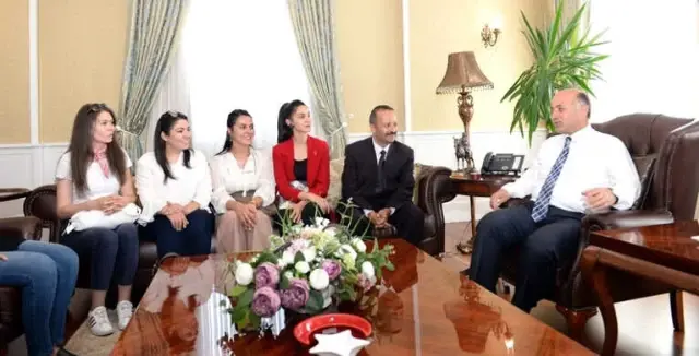 Vali Azizoğlu'na 17 Farklı Ülkeden Öğrenci Ziyareti Vali Azizoğlu'na 17 Farklı Ülkeden Öğrenci Ziyareti