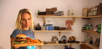Zeynep Casalini Sipariş Alıp, Garsonluk Yapıyor