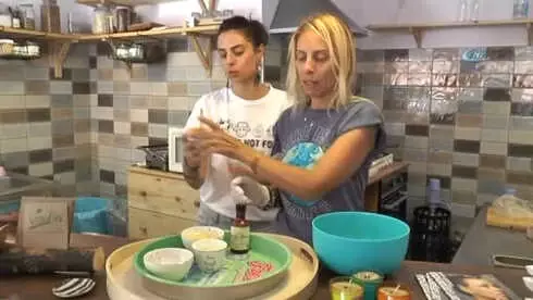 Zeynep Casalini Sipariş Alıp, Garsonluk Yapıyor