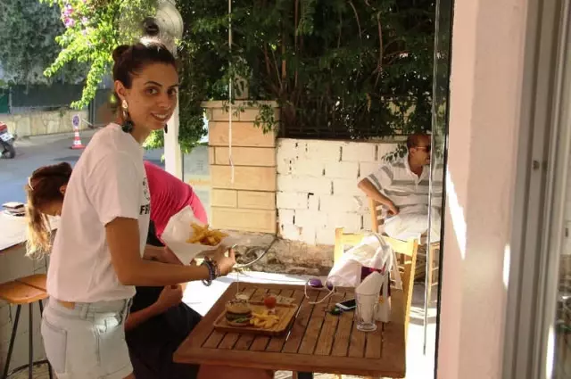Ünlü Şarkıcı Zeynep Casalini Kendi Restoranında Sipariş Alıp, Garsonluk Yapıyor