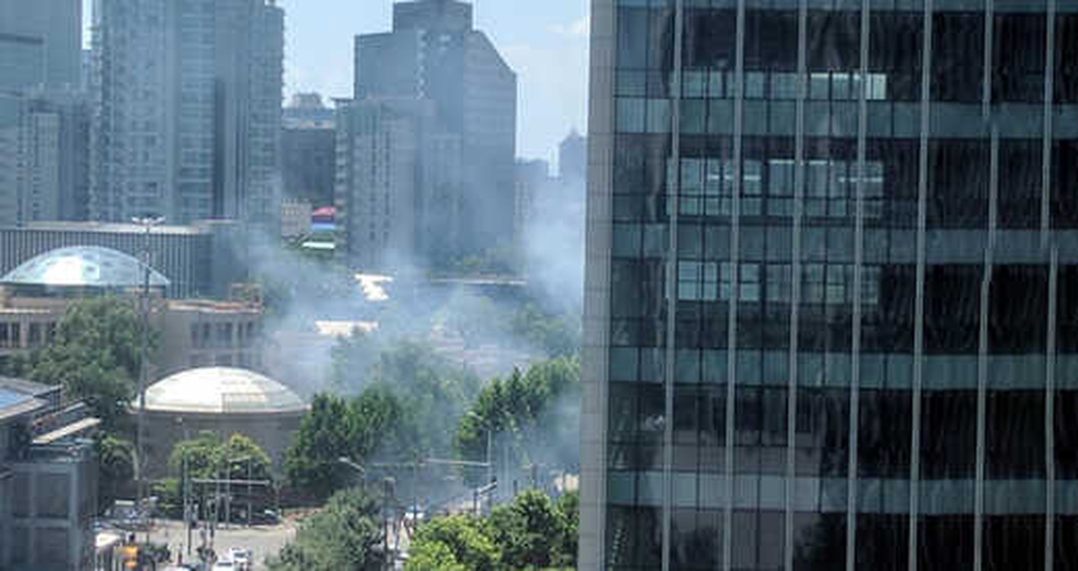 ABD'nin Pekin Büyükelçiliği Önünde Korkutan Patlama: Çok Sayıda Yaralı Var!