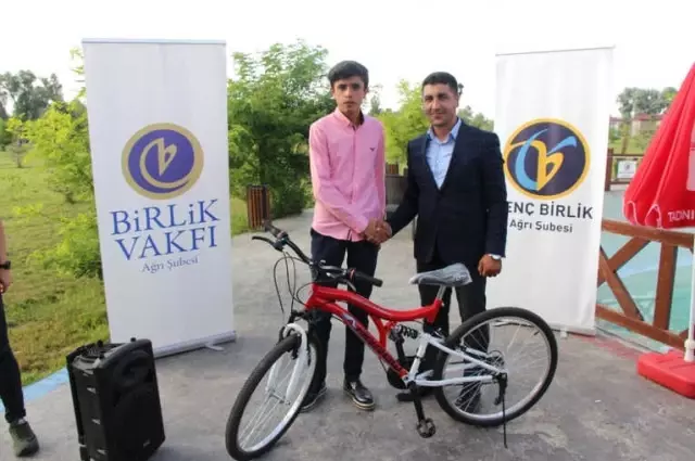 Ağrı'da Gençler Ödül Töreni ve Piknikte Bir Araya Geldi Ağrı'da Gençler Ödül Töreni ve Piknikte Bir Araya Geldi