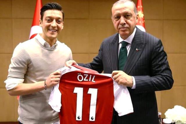 Alman Basını: Amine Gülşe, Mesut Özil'in Erdoğan'la Zorla Fotoğraf Çektirmesini İstedi