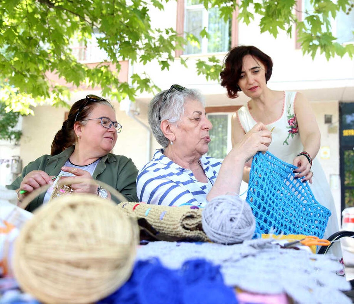 Eski Kuşak Modayı 'Örgü Örerek' Takip Ediyorlar