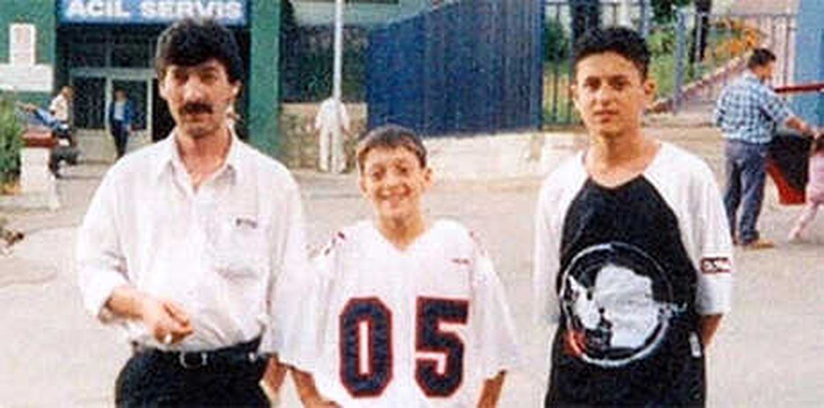 Mesut Özil'in Küçüklük Fotoğrafı Sosyal Medyayı Salladı
