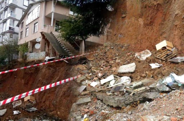 İstanbul'da Yağmurun Ardından 3 Katlı Binada Yanında Toprak Kayması Meydana Geldi