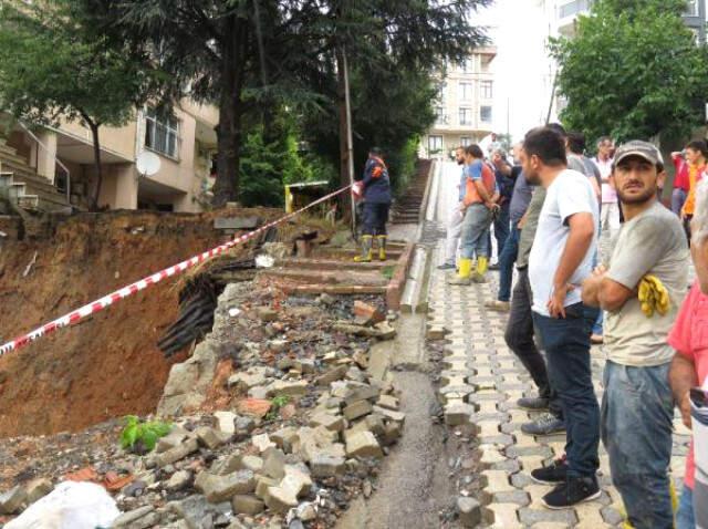 İstanbul'da Yağmurun Ardından 3 Katlı Binada Yanında Toprak Kayması Meydana Geldi