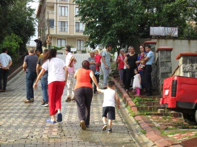 İstanbul'da Yağmurun Ardından 3 Katlı Binada Yanında Toprak Kayması Meydana Geldi