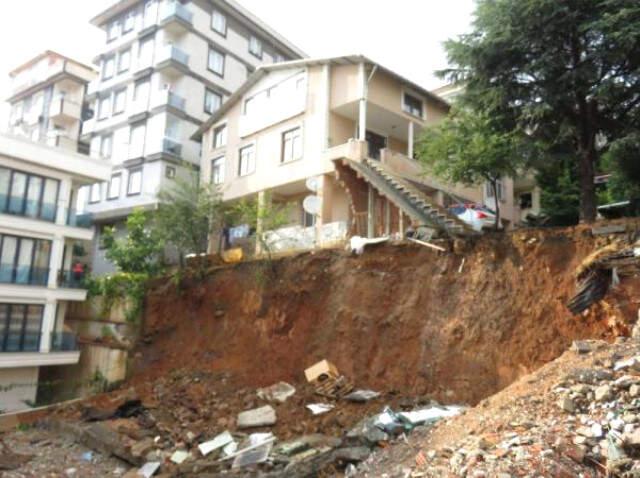 İstanbul'da Yağmurun Ardından 3 Katlı Binada Yanında Toprak Kayması Meydana Geldi