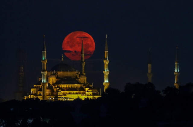 Kanlı Ay Tutulması Başladı! İşte İlk Görüntüler