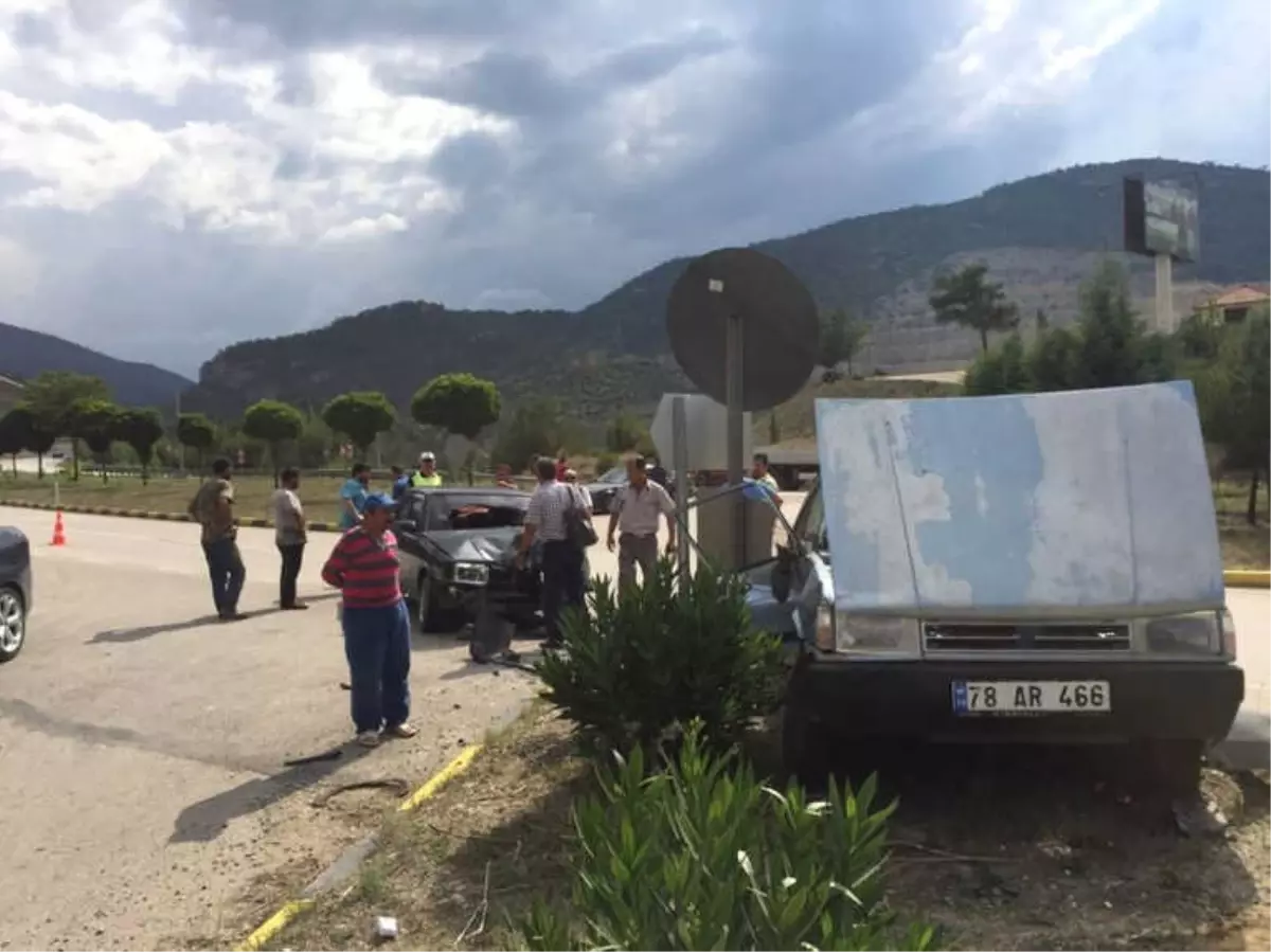 Karabük'te İki Otomobil Çarpıştı: 2 Yaralı