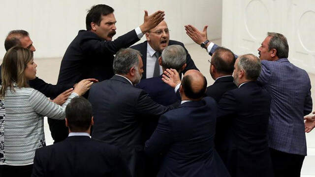 Son Dakika! AK Parti'den HDP'li Ahmet Şık'a 100 Bin Liralık Dava