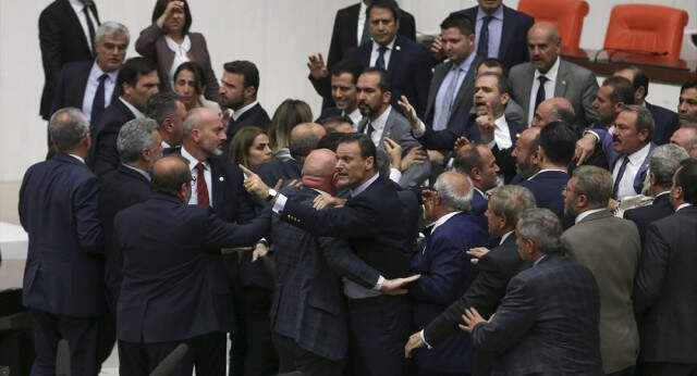 Son Dakika! AK Parti'den HDP'li Ahmet Şık'a 100 Bin Liralık Dava