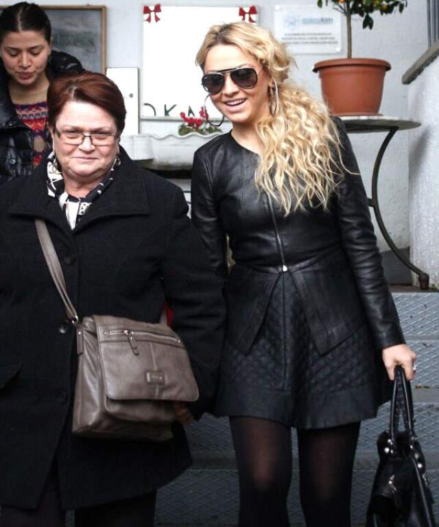 Annesi İntihar Eden Hadise, Kız Kardeşleriyle Olan Tüm Bağlarını Kopardı