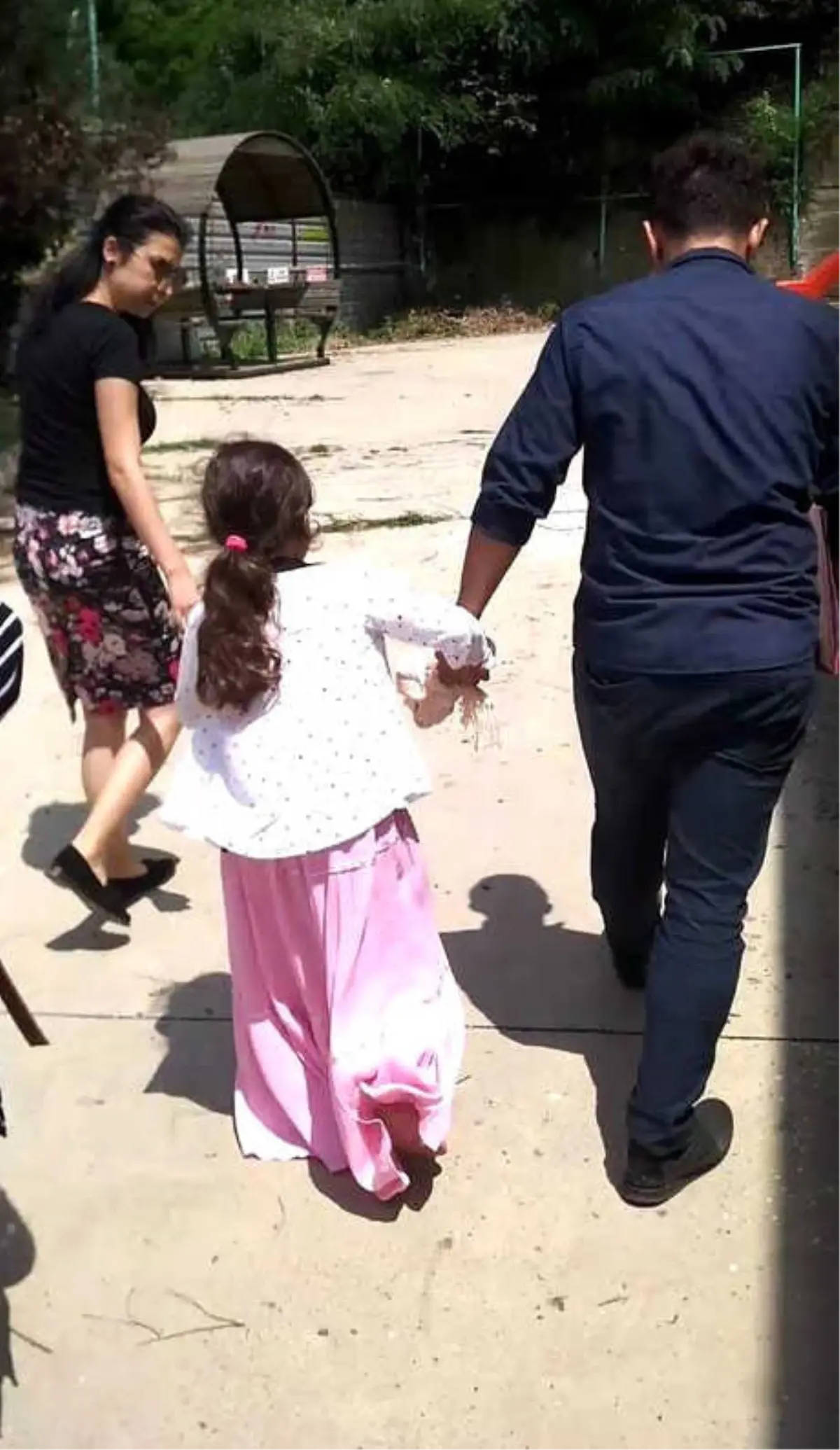 Küçük Kız İcra Memuru Tarafından 'Zorla' Annesine Götürüldü, Neye Uğradığını Şaşıran Baba O Anları Görüntüledi