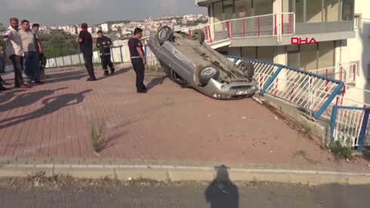 Kocaeli Takla Atan Otomobili ve Sürücüsünü Korkuluklar Korudu