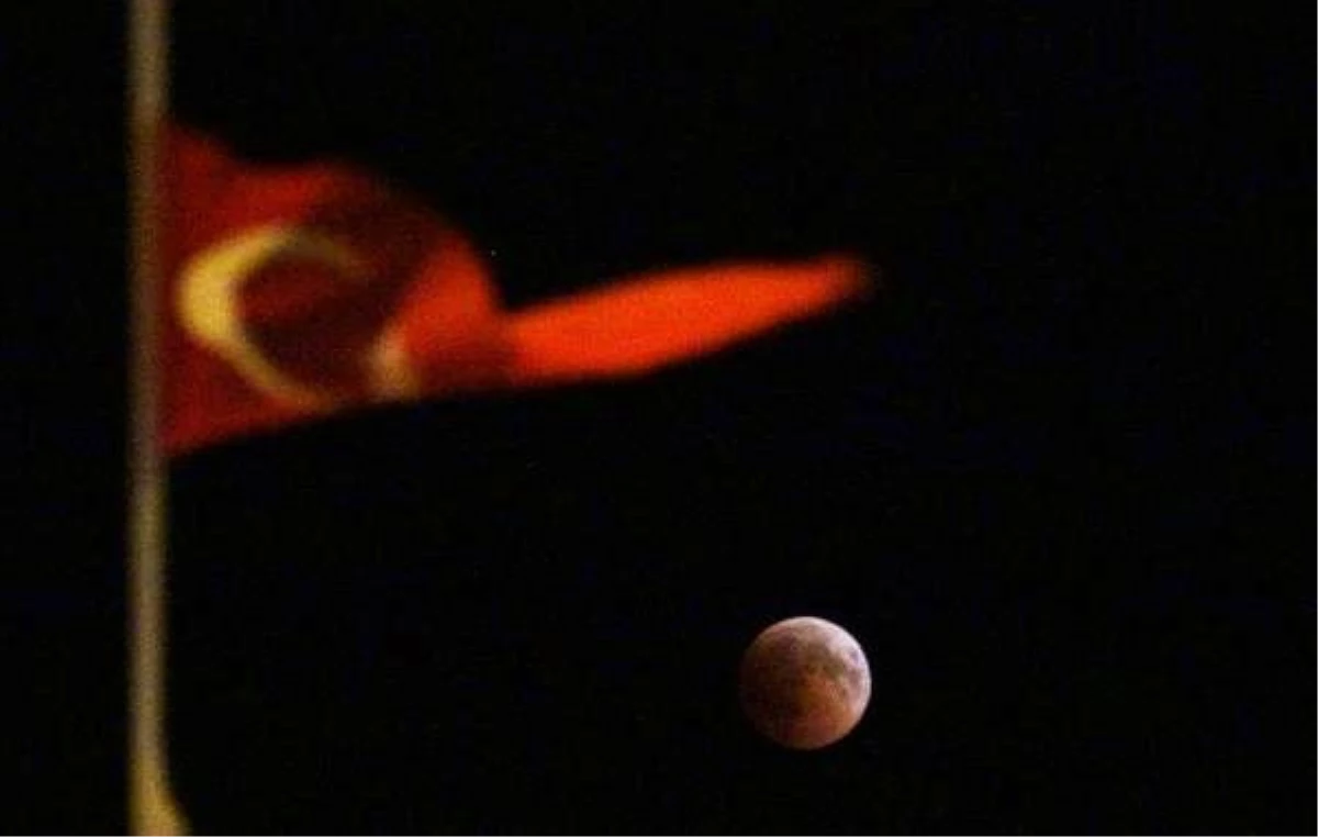 Mersin'de 'Kanlı Ay Tutulması' İzlendi Haber