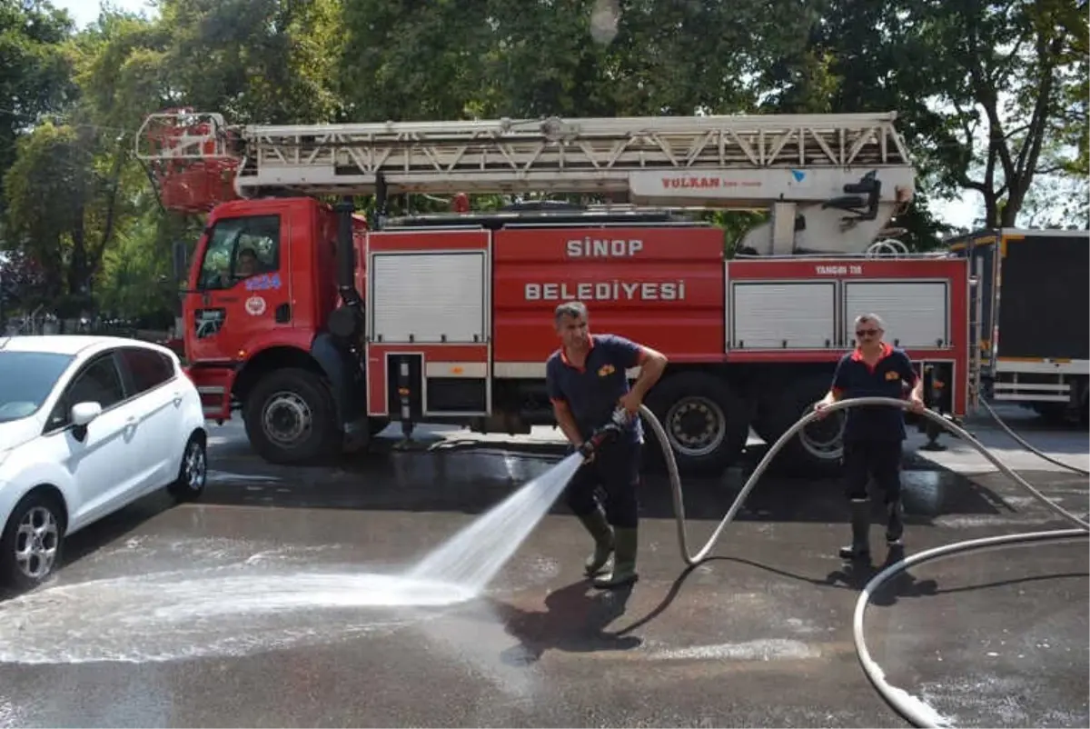 Sinop'ta Kaldırımlar Deterjanlı Su ile Yıkandı