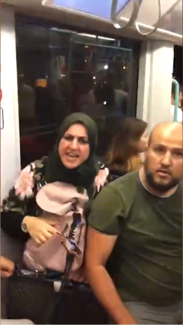 Tramvayda Turistleri Uyaran Gencin Başına Gelmeyen Kalmadı