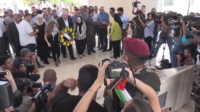 Ahed EtTemimi ve Annesi, Yaser Arafat'ın Mezarına Çelenk Bıraktı
