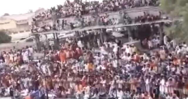 Hindistan'da Tribün Çöktü: Çok Sayıda Yaralı Var