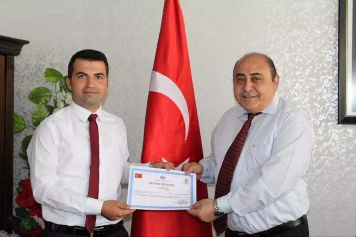 Kaymakam Karakurt'tan Müdür Çalık'a Başarı Belgesi