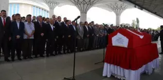 Ahmet Hamdi Akseki: Otomobilin Çarpması Sonucu Şehit Olan Polis, Son Yolculuğuna Uğurlandı Ahmet Hamdi Akseki: Otomobilin Çarpması Sonucu Şehit Olan Polis, Son Yolculuğuna Uğurlandı