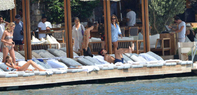 Tuba Büyüküstün'ün Sevgilisiyle Samimi Fotoğraflarını Gören Ailesi Sitem Etti