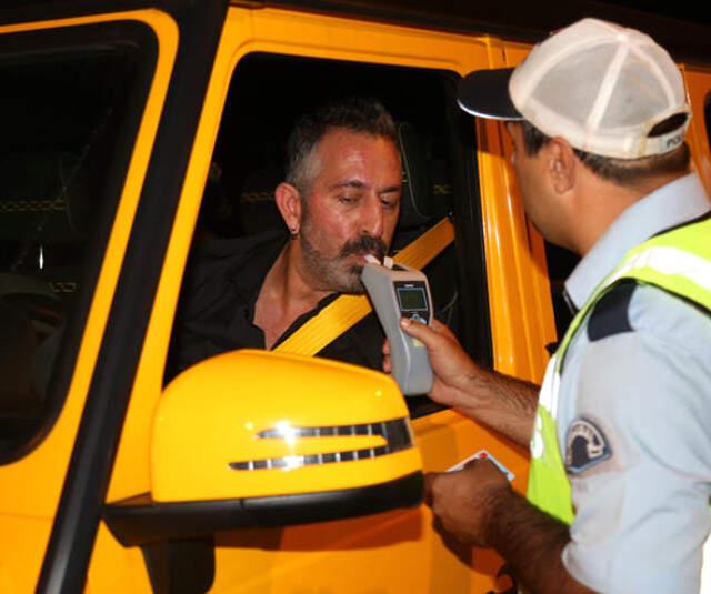 Alkolmetreyi Üflemeyi Başaramayan Cem, Gazetecileri Ters Köşe Yaptı