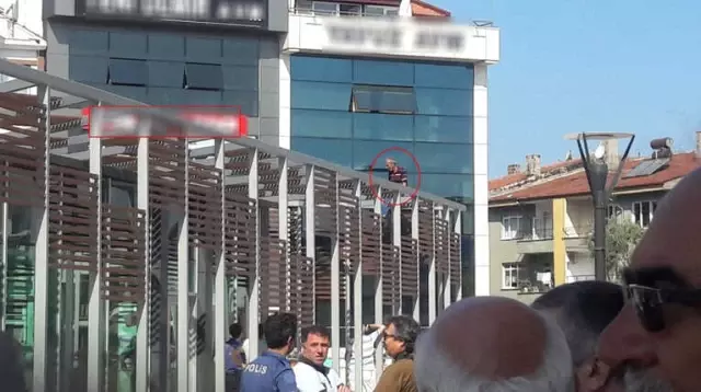 Belediye Binası Önünde Silahla Havaya Ateş Açıldı