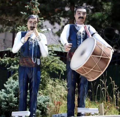 Dadaş Bar Ekibi Heykelinin Zurnası ve Tokmağı Kayıp