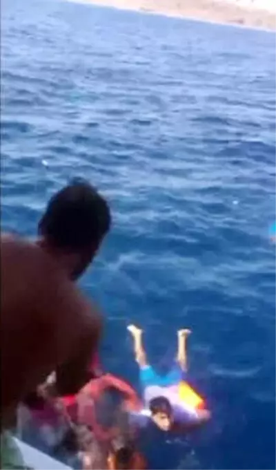 Ege Denizi'nde Batan Bottaki Göçmenleri Tur Teknesi Kurtardı