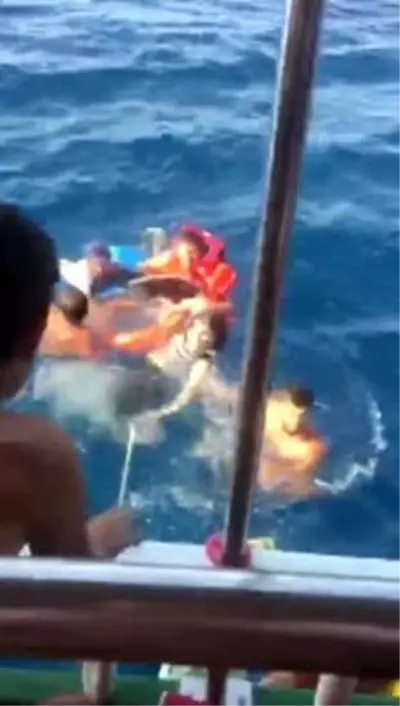 Ege Denizi'nde Batan Bottaki Göçmenleri Tur Teknesi Kurtardı