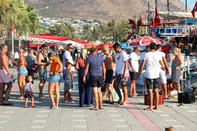 Ege Denizi'nde Batan Bottaki Göçmenleri Tur Teknesi Kurtardı