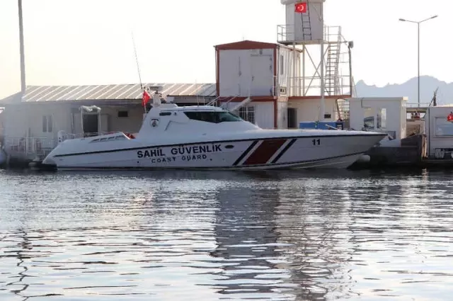 Ege Denizi'nde Batan Bottaki Göçmenleri Tur Teknesi Kurtardı