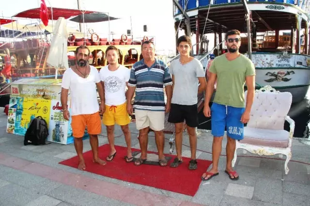 Ege Denizi'nde Batan Bottaki Göçmenleri Tur Teknesi Kurtardı