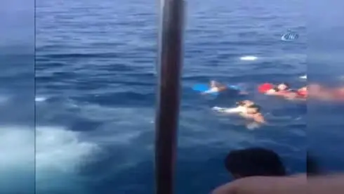 Ege Denizinde Can Pazarı... Tekneleri Batan Suriyeli Kaçakları Tur Teknesi Kurtardı