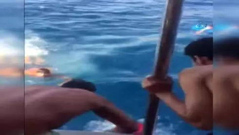 Ege Denizinde Can Pazarı... Tekneleri Batan Suriyeli Kaçakları Tur Teknesi Kurtardı