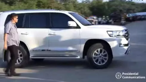 Filipinler Devlet Başkanı, Mafyaya Mesaj Vermek İçin 68 Lüks Otomobili Parçalattı Filipinler Devlet Başkanı, Mafyaya Mesaj Vermek İçin 68 Lüks Otomobili Parçalattı