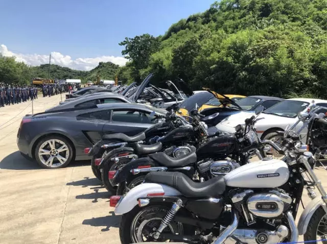 Gümrük Kaçağı Lüks Otomobiller Un Ufak Edildi Gümrük Kaçağı Lüks Otomobiller Un Ufak Edildi