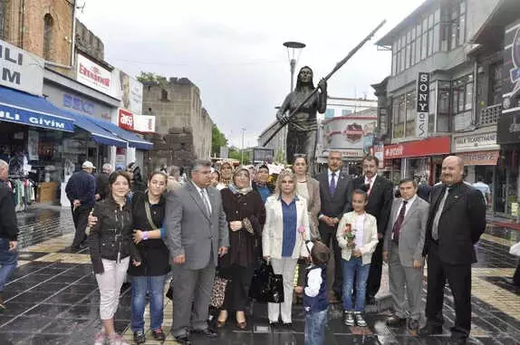 Kayseri'de Kaldırılan Kadın Heykeli Tartışması Büyüyor