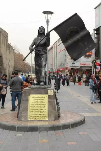 Kayseri'de Kaldırılan Kadın Heykeli Tartışması Büyüyor