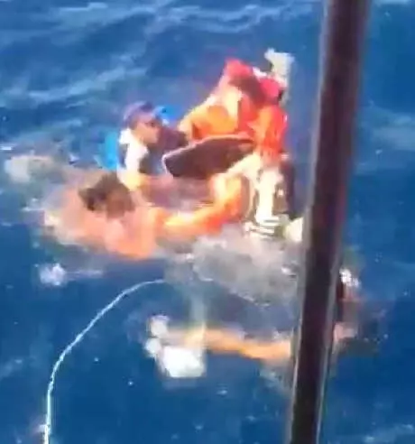 Batan Bottaki Kaçakları Tur Teknesi Kurtardı