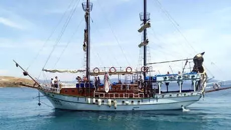 Batan Bottaki Kaçakları Tur Teknesi Kurtardı
