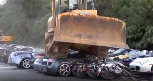 Filipinler Devlet Başkanı, Mafyaya Mesaj Vermek İçin 68 Lüks Otomobili Parçalattı Filipinler Devlet Başkanı, Mafyaya Mesaj Vermek İçin 68 Lüks Otomobili Parçalattı