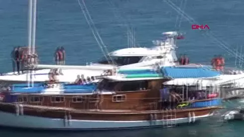 Muğla - Batan Bottaki Kaçakları Tur Teknesi Kurtardı