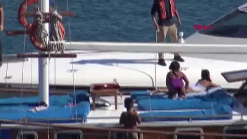 Muğla - Batan Bottaki Kaçakları Tur Teknesi Kurtardı