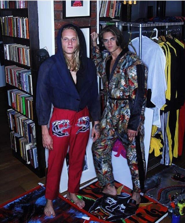 Sosyetik fotoğrafçı Bennu Gerede'nin Oğlu, Ojeli Tırnaklarıyla Görenleri Şaşırttı